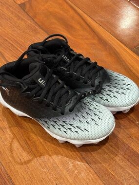 Under Armour Black to Light Gray Gradient Athletic Cleats size 2Y